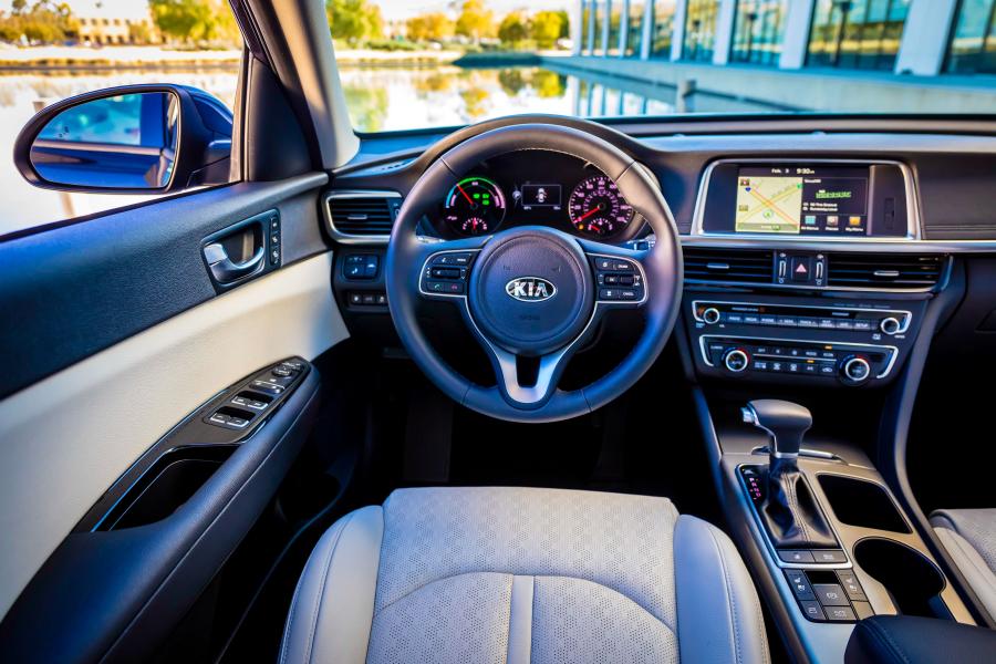 Kia Optima Hybrid 2016 года  (US) (фото 6 из 11)